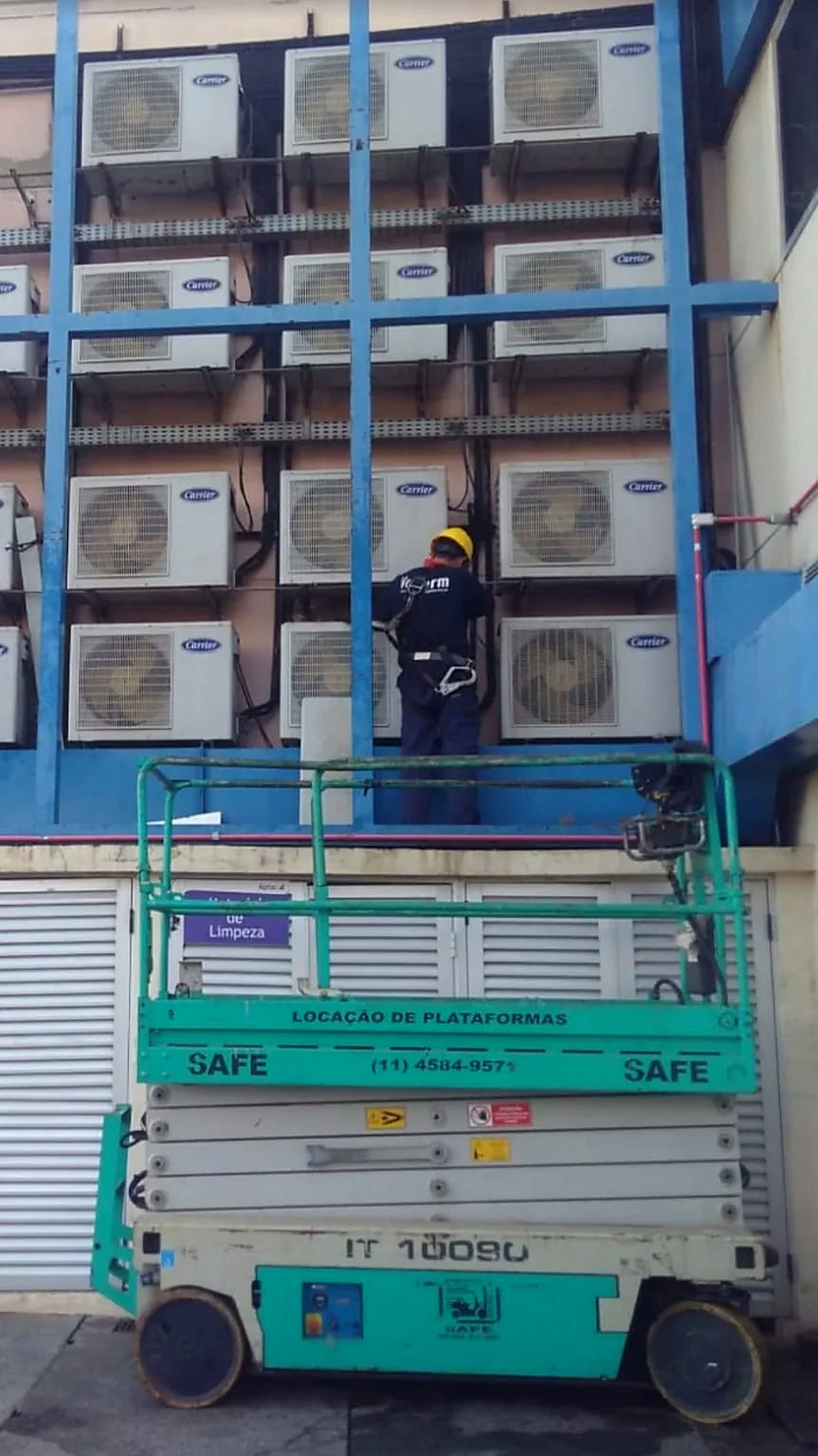 Técnico Volterm em trabalho em altura na manutenção de condensadoras — NR-35